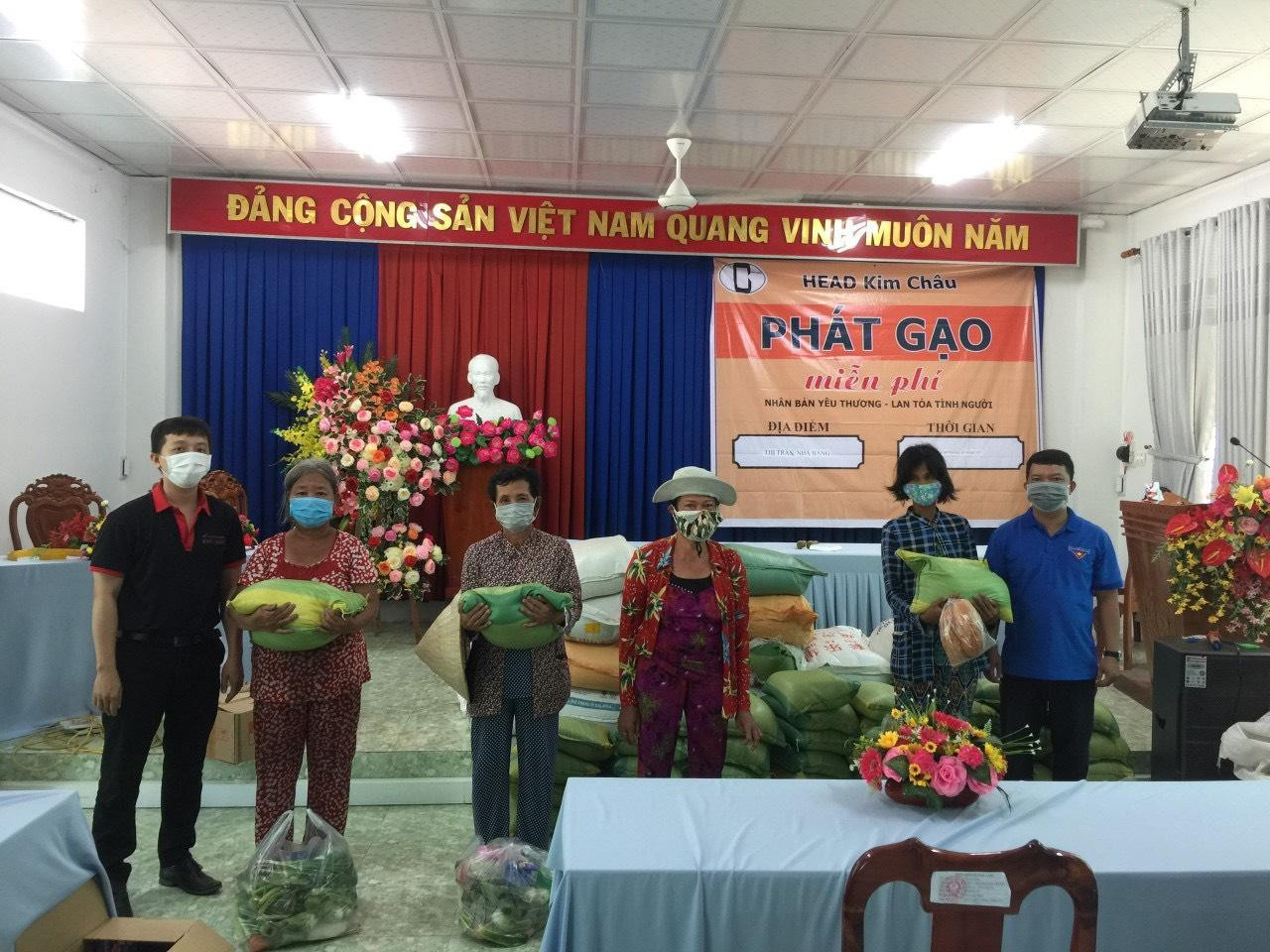 Trao tặng gạo cho người dân nghèo