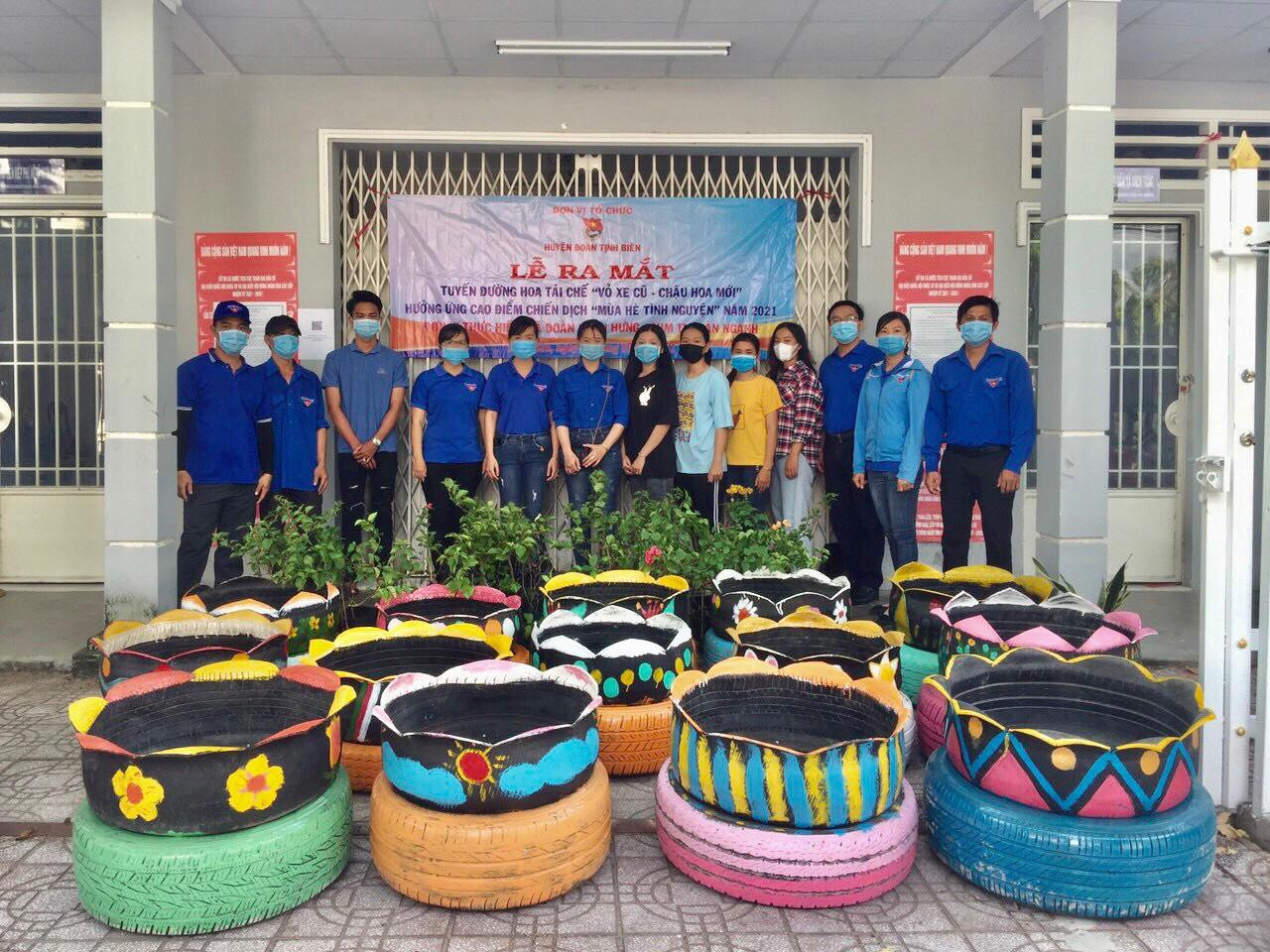 Ra mắt tuyến đường hoa tái chế từ vỏ xe cũ tại xã Nhợ Hưng, huyện Tịnh Biên