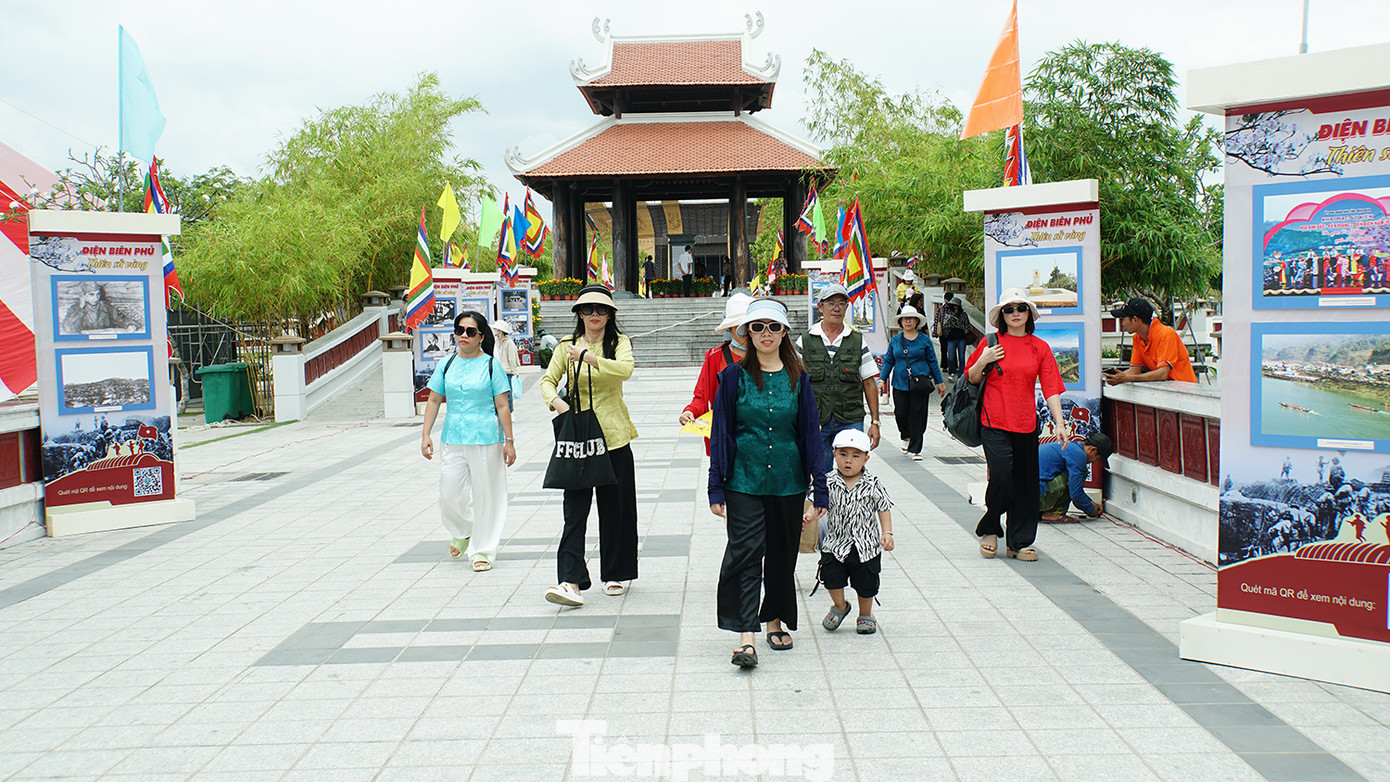 Ngày mai 18/4 (nhằm mùng 10/3 Âm lịch) mới chính lễ giỗ tổ Vua Hùng, nhưng sáng nay, có rất đông người dân ở miền Tây, khách thập phương đã đến đền thờ Vua Hùng ở quận Bình Thủy, thành phố Cần Thơ để thắp hương, tri ân các vị Vua Hùng, bậc tiền bối có công dựng nước và giữ nước. Ảnh: Hòa Hội