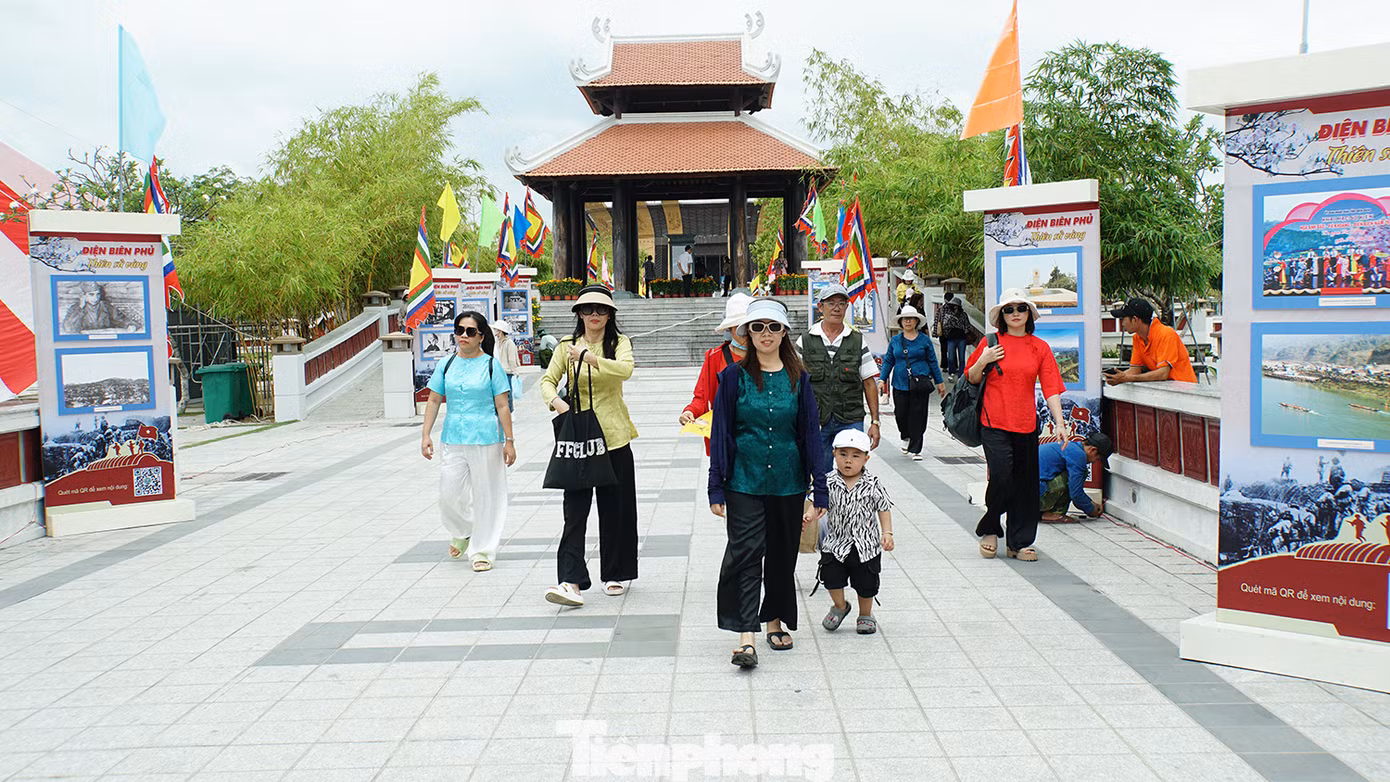 Ngày mai 18/4 (nhằm mùng 10/3 Âm lịch) mới chính lễ giỗ tổ Vua Hùng, nhưng sáng nay, có rất đông người dân ở miền Tây, khách thập phương đã đến đền thờ Vua Hùng ở quận Bình Thủy, thành phố Cần Thơ để thắp hương, tri ân các vị Vua Hùng, bậc tiền bối có công dựng nước và giữ nước. Ảnh: Hòa Hội