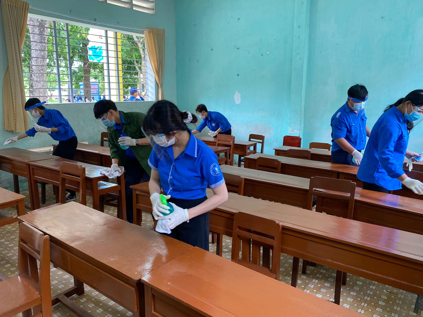 ĐVTN tỉnh Đồng Tháp khử khuẩn bàn ghế chuẩn bị cho kỳ thi Tốt nghiệp THPT đợt 1. - Ảnh: TĐ ĐT ĐVTN tỉnh Đồng Tháp khử khuẩn bàn ghế chuẩn bị cho kỳ thi Tốt nghiệp THPT đợt 1. - Ảnh: TĐ ĐT