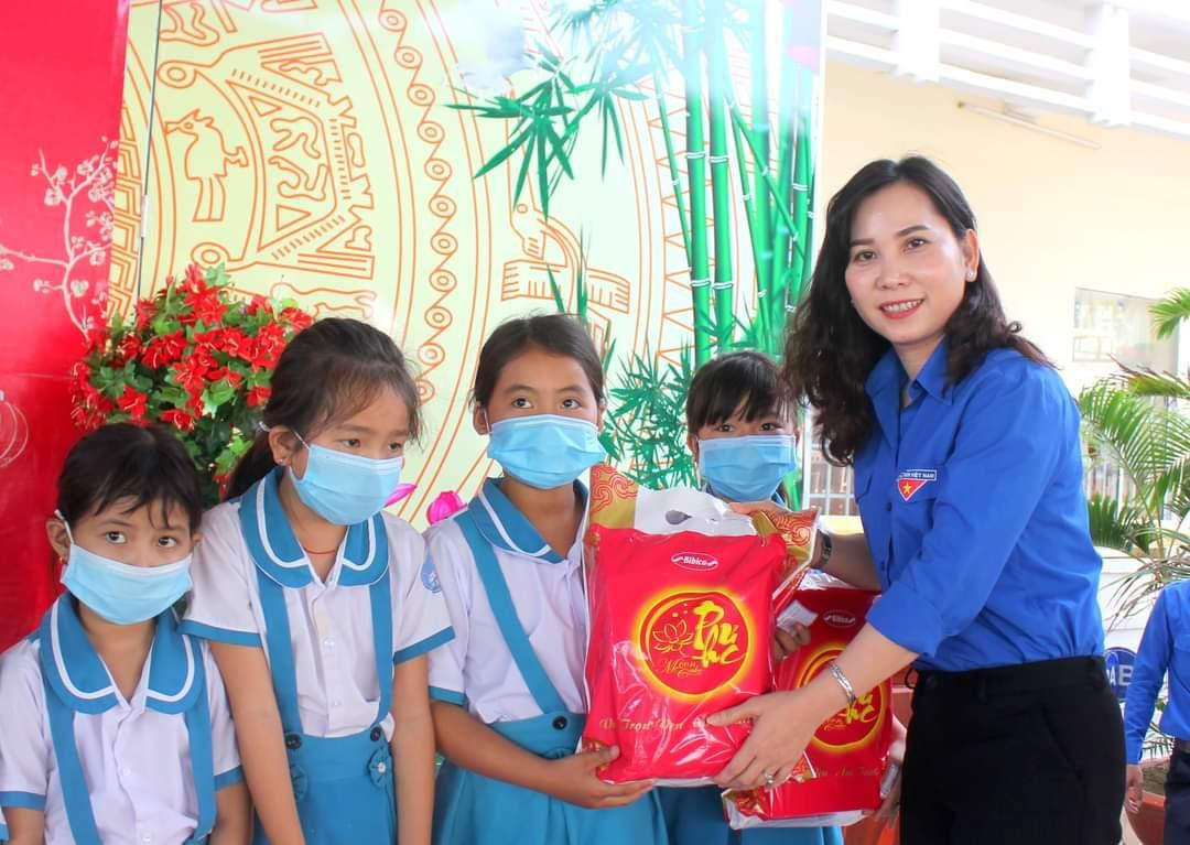 Chị Lê Thị Ngọc Linh Chị Lê Thị Ngọc Linh