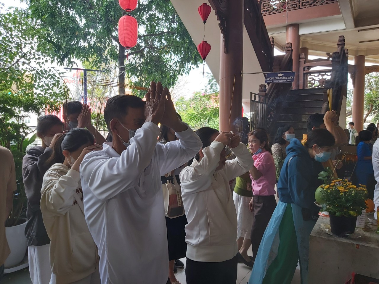 Người dân cầu nguyện bình an đầu năm mới