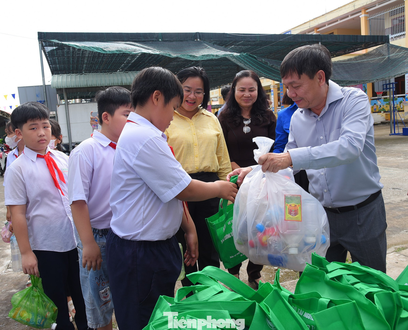 Ông Phan Văn Thắng, Phó Bí thư Thường trực Tỉnh ủy - Chủ tịch HĐND tỉnh Đồng Tháp tặng quà cho học sinh. Ảnh: Hòa Hội