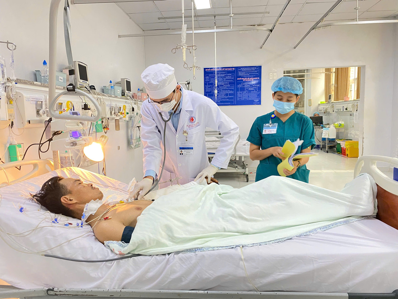 Bác sĩ thăm khám cho bệnh nhân.