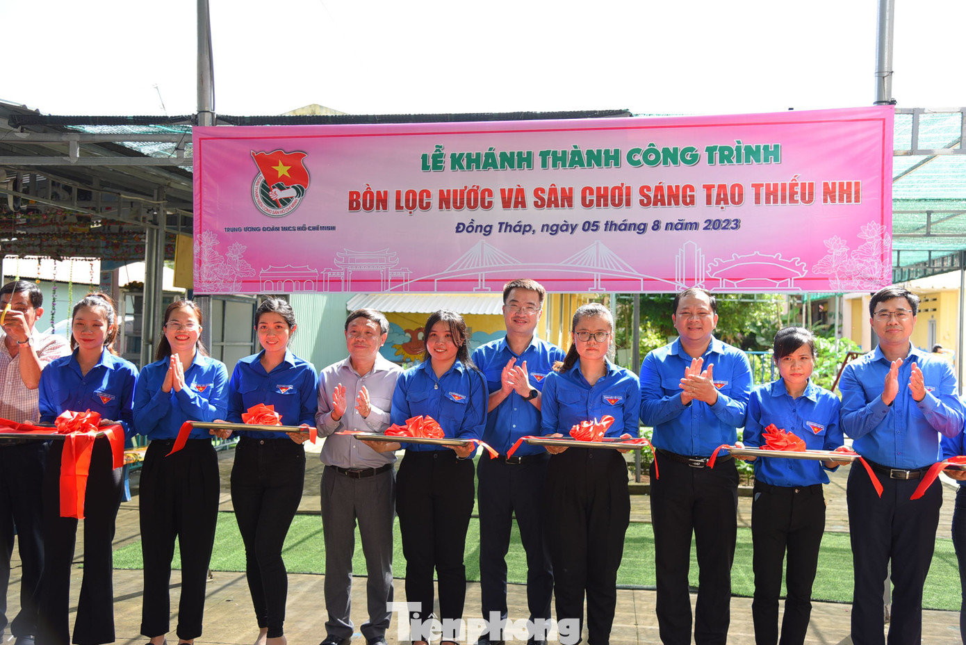Khánh thành công trình bồn lọc nước và sân chơi sáng tạo cho thiếu nhi tại xã Tân Kiều. Ảnh: Hòa Hội