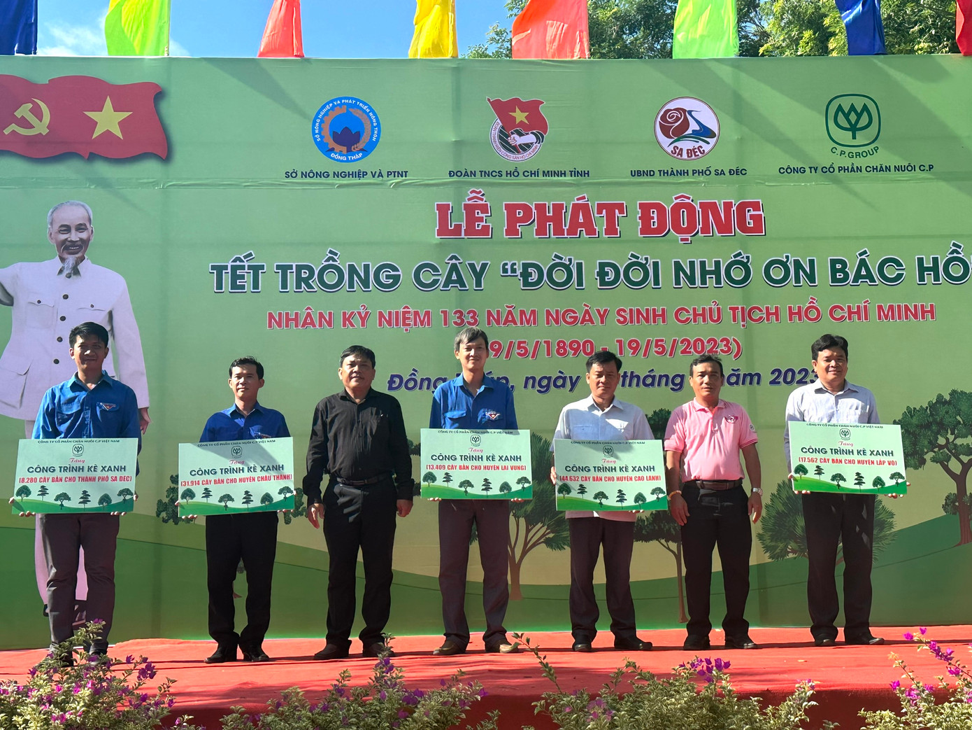 Trao tặng cây xanh cho các đơn vị. Ảnh: PV.