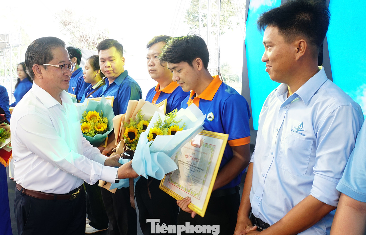 Chủ tịch UBND thành phố Cần Thơ Trần Việt Trường trao bằng khen tuyên dương thanh niên công nhân tiêu biểu.
