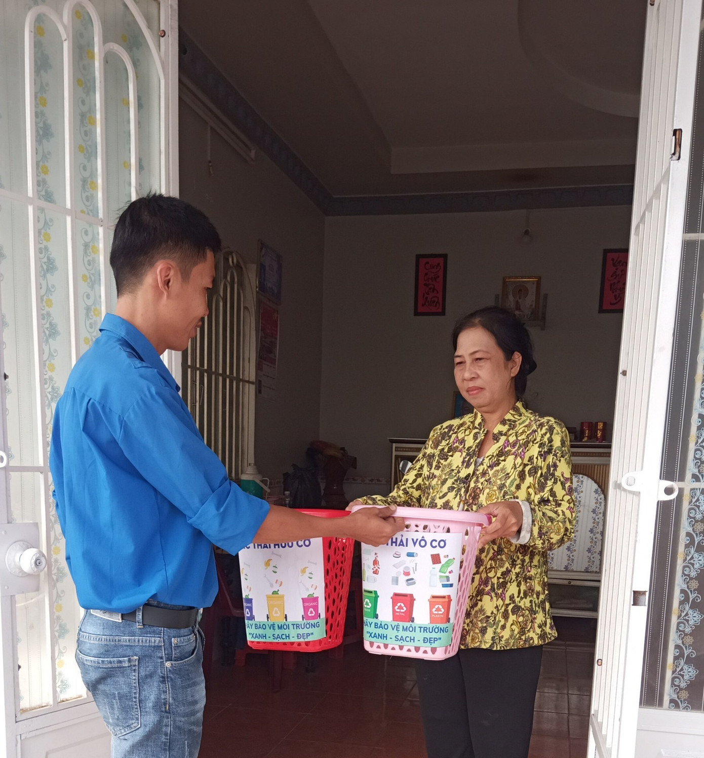 Trao tặng sọt đựng rác cho người dân xã Tân Kiều