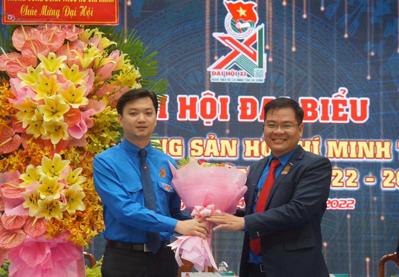 Anh Nguyễn Minh Triết (áo xanh) tặng hoa chúc mừng anh Phan Duy Bằng, Bí thư Tỉnh Đoàn An Giang. Ảnh: Hòa Hội Anh Nguyễn Minh Triết (áo xanh) tặng hoa chúc mừng anh Phan Duy Bằng, Bí thư Tỉnh Đoàn An Giang. Ảnh: Hòa Hội