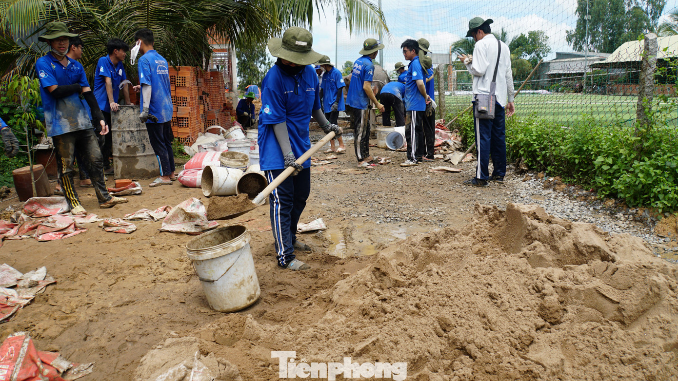 Sinh viên tình nguyện tham gia làm đường nông thôn tại xã Tân Phước, huyện Tân Hồng. Ảnh: Hòa Hội.