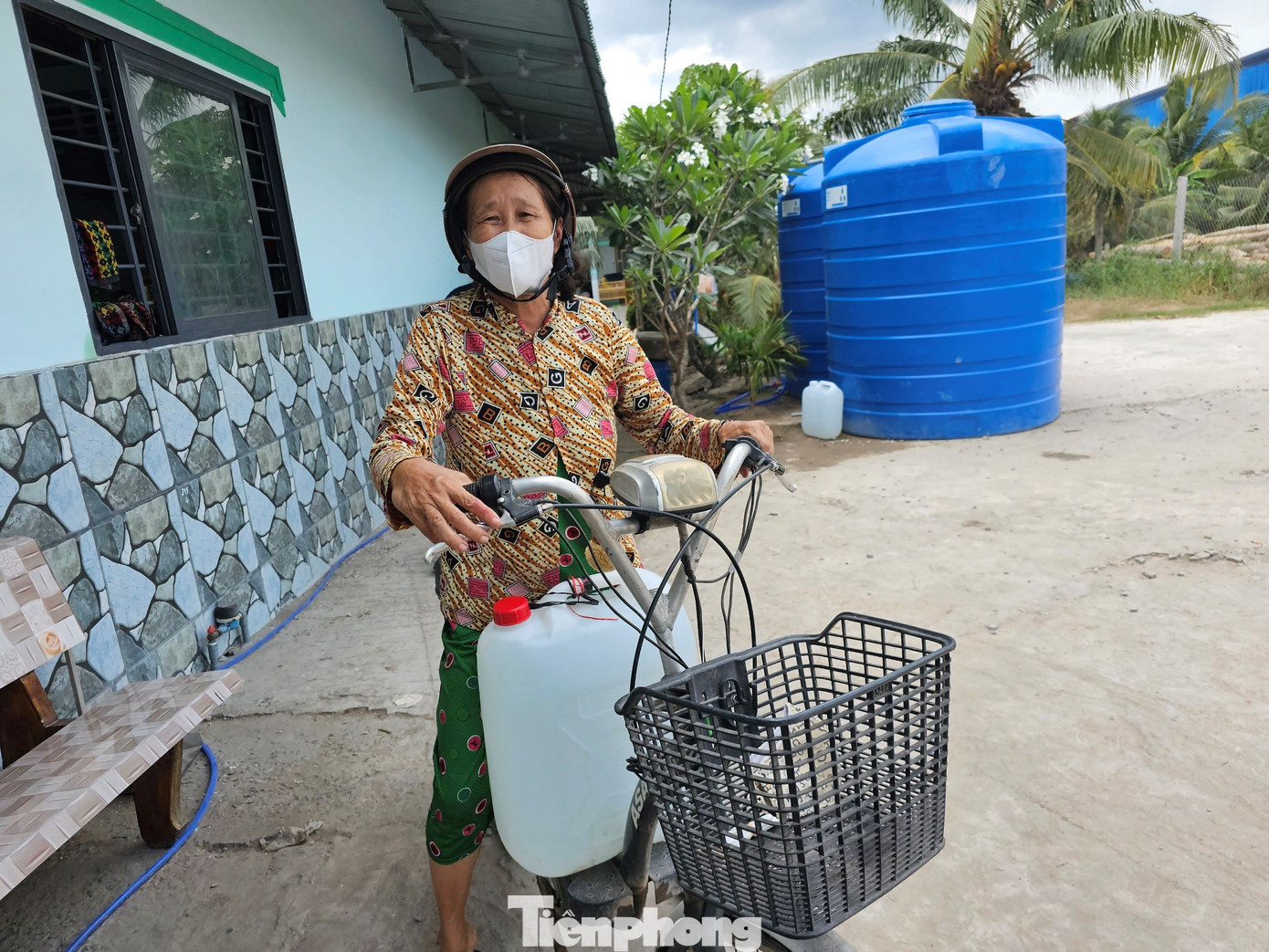 Người dân chở từng can nước mang về nhà sinh hoạt tại Bến Tre. Ảnh: Hòa Hội