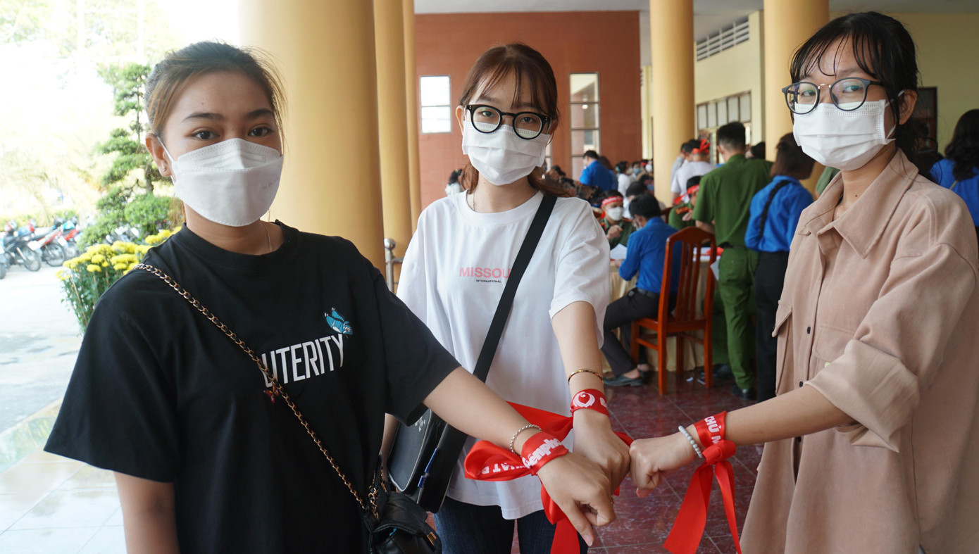 Các bạn trẻ nhiệt tình tham gia hiến máu tình nguyện. - Ảnh: Hòa Hội Chị Nguyễn Thị Diễm Thi tham gia hiến máu, được đồng nghiệp hỗ trợ. - Ảnh: Hòa Hội