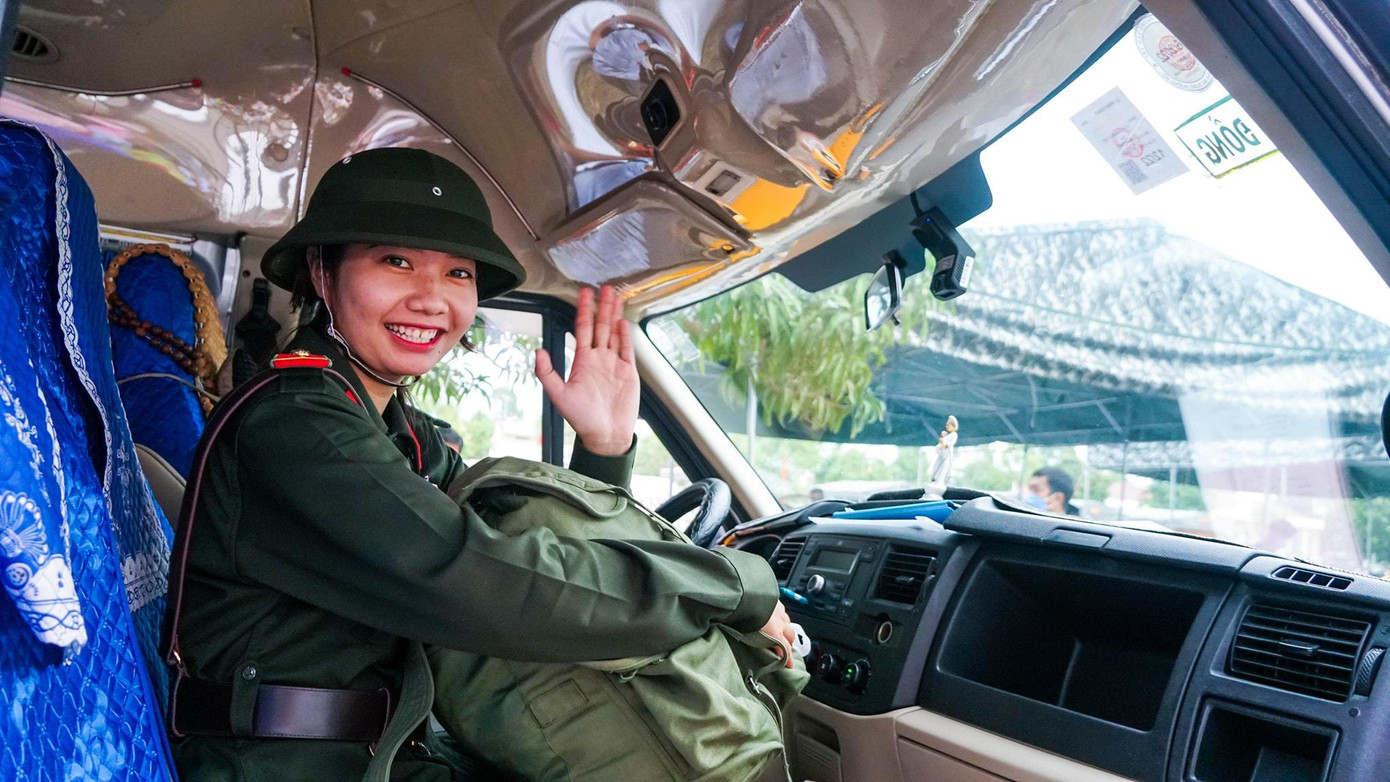 Ngọc Hân tươi cười, hăng hái lên đường bảo vệ Tổ quốc. - Ảnh: Tạ Quang