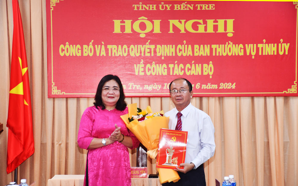 Quyền Bí thư Tỉnh ủy, Chủ tịch HĐND tỉnh Bến Tre - Hồ Thị Hoàng Yến trao quyết định cho ông Nguyễn Văn Dũng. (Ảnh: Hữu Hiệp)