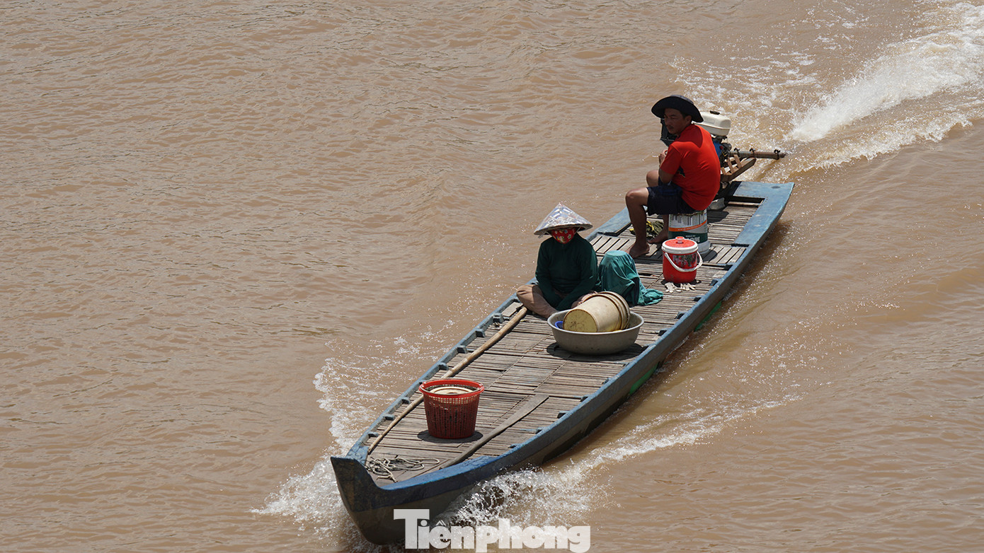 Người dân mưu sinh vùng đầu nguồn lũ. Ảnh: Hòa Hội.