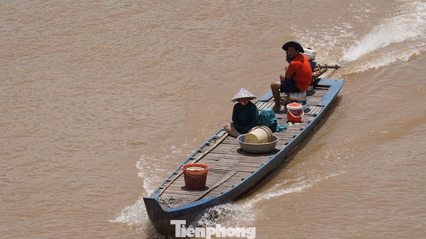 Người dân mưu sinh vùng đầu nguồn lũ. Ảnh: Hòa Hội.