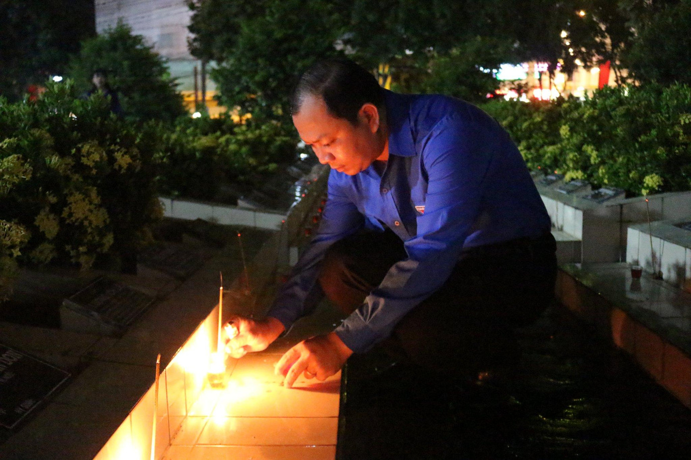 Anh Huỳnh Minh Thức, Bí thư Tỉnh đoàn Đồng Tháp thắp nến tri ân anh hùng liệt sỹ. - Ảnh: TĐ ĐT Anh Huỳnh Minh Thức, Bí thư Tỉnh đoàn Đồng Tháp thắp nến tri ân anh hùng liệt sỹ. - Ảnh: TĐ ĐT