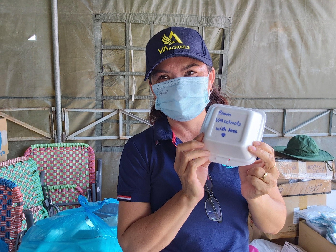 Cô Nguyễn Thị Thùy Linh, Chủ tịch Công đoàn trường phổ thông Việt Mỹ ở quận Ninh Kiều (TP Cần Thơ) cùng đồng nghiệp mang nước đóng chai và khoai lang hấp đến hỗ trợ lực lượng tình nguyện viên. Cô Linh cho biết, hiện nay tình hình dịch bệnh rất nguy hiểm, lực lượng trẻ tuyến đầu chống dịch bất chấp hiểm nguy để đem lại bình yên cho xã hội. &quot;Ở hậu phương, giáo viên, phụ huynh và cả sự đồng hành của Ban giám hiệu cùng nhau nấu nước mát hay những suất ăn để tiếp sức cũng như động viên các bạn cố gắng, không đơn độc trong &apos;cuộc chiến&apos; này vì ở phía sau luôn có người đồng hành, hỗ trợ các bạn&quot;, cô Linh chia sẻ.