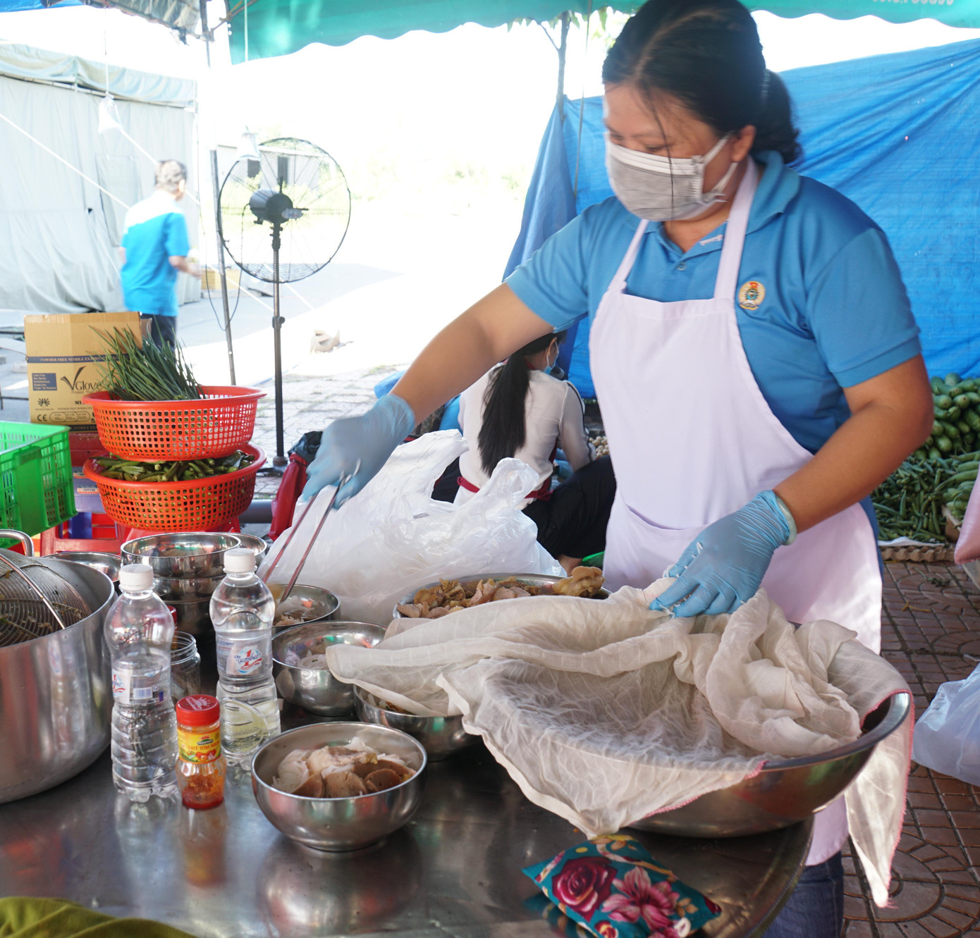 Cô giáo chuẩn bị ăn sáng cho lực lượng tham gia chống dịch