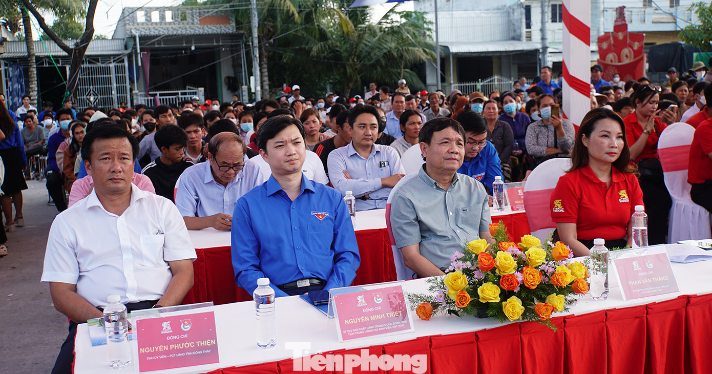 Tham dự có anh Nguyễn Minh Triết - Bí thư Trung ương Đoàn, Chủ tịch Trung ương Hội Sinh viên Việt Nam; ông Phan Văn Thắng - Phó Bí thư thường trực Tỉnh uỷ - Chủ tịch Hội đồng nhân dân dân tỉnh Đồng Tháp; đại diện Tổng Công ty Cổ Phần bia rượu nước Giải khát Sài Gòn. Ảnh: Hòa Hội