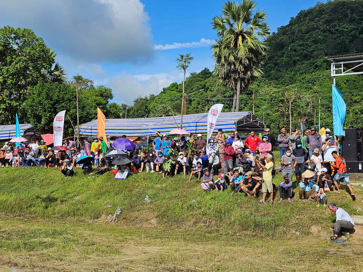 Khán giả đến cổ vũ các tay đua. Ảnh: N. Chuẩn. Khán giả đến cổ vũ các tay đua. Ảnh: N. Chuẩn.