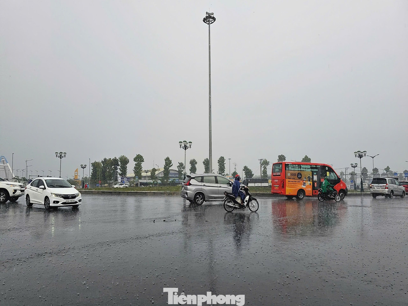 Mưa to khu vực vòng xoay cầu Trần Hoàng Na, quận Cái Răng, TP Cần Thơ. Ảnh: Hòa Hội