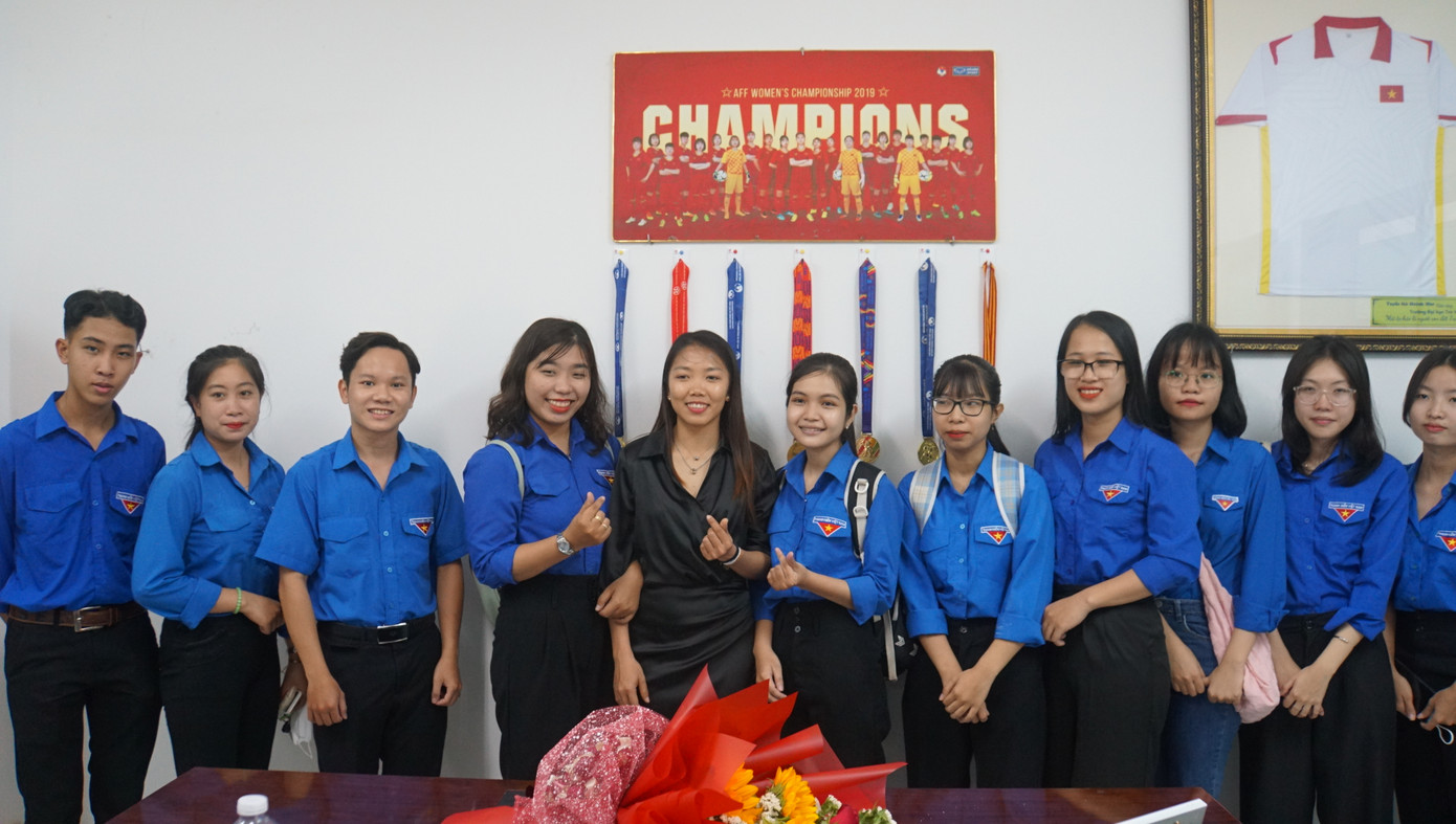 Chiều 22/2, trường đại học Trà Vinh trao tặng học bổng “Tỏa sáng ước mơ quả bóng vàng” - học bổng toàn phần ngành quản lý giáo dục bậc Thạc sỹ cho vận động viên Huỳnh Như, trị giá trên 100 triệu. Ảnh: Hòa Bình