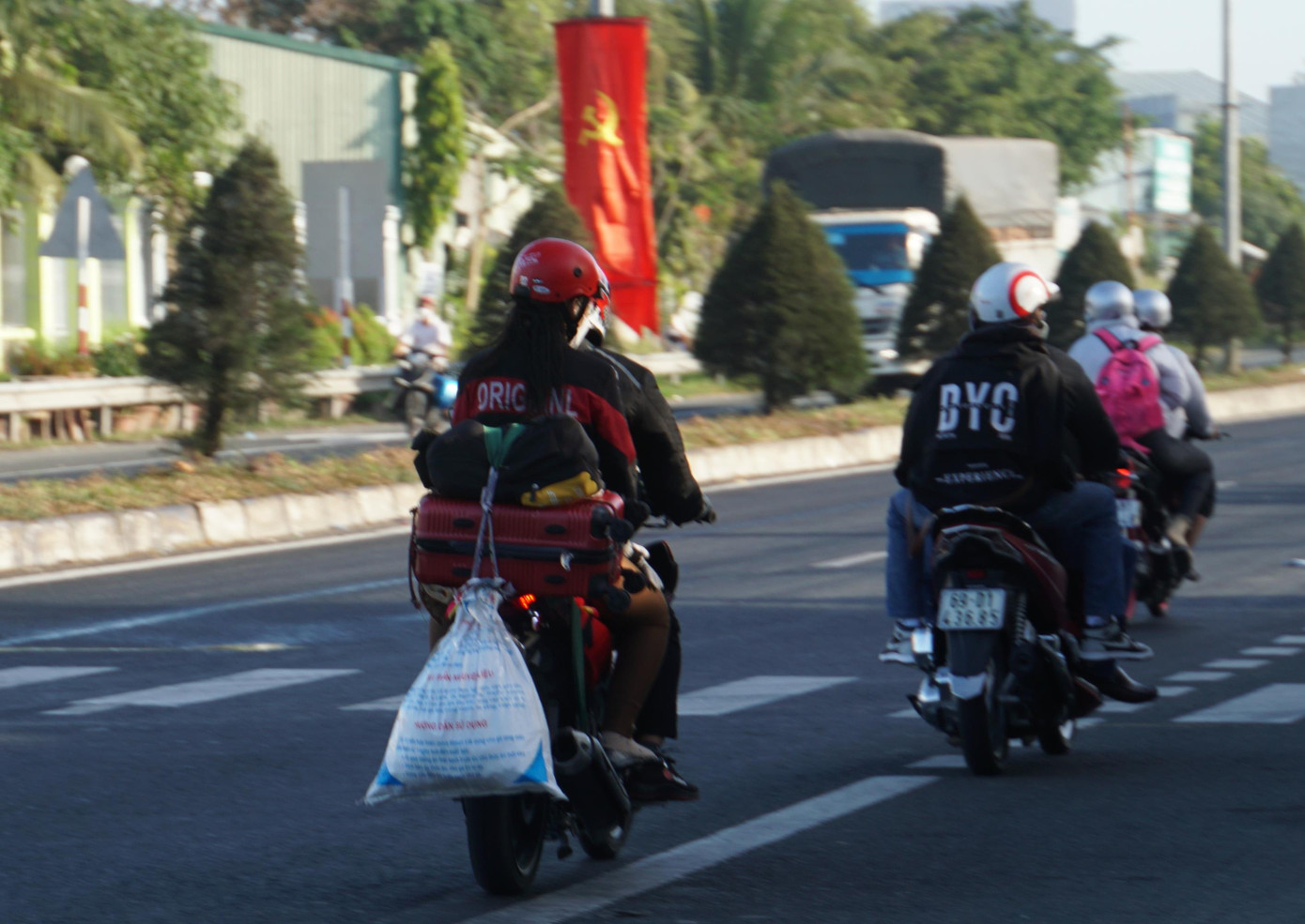 Người dân chở lỉnh kỉnh đồ đạc quay trở lại TPHCM làm việc sau kỳ nghỉ Tết.