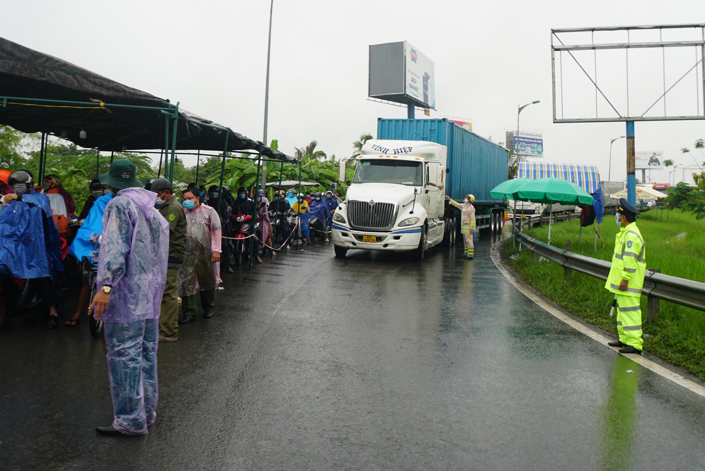 Lượng người đổ về đông gây kẹt cứng tại chốt IC3 vào sáng nay