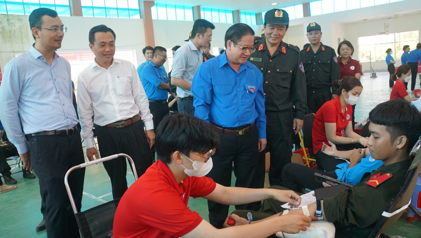 Thành Đoàn Cần Thơ phối hợp báo Tiền Phong tổ chức chương trình Chủ nhật Đỏ 2023. Ảnh: An Bình