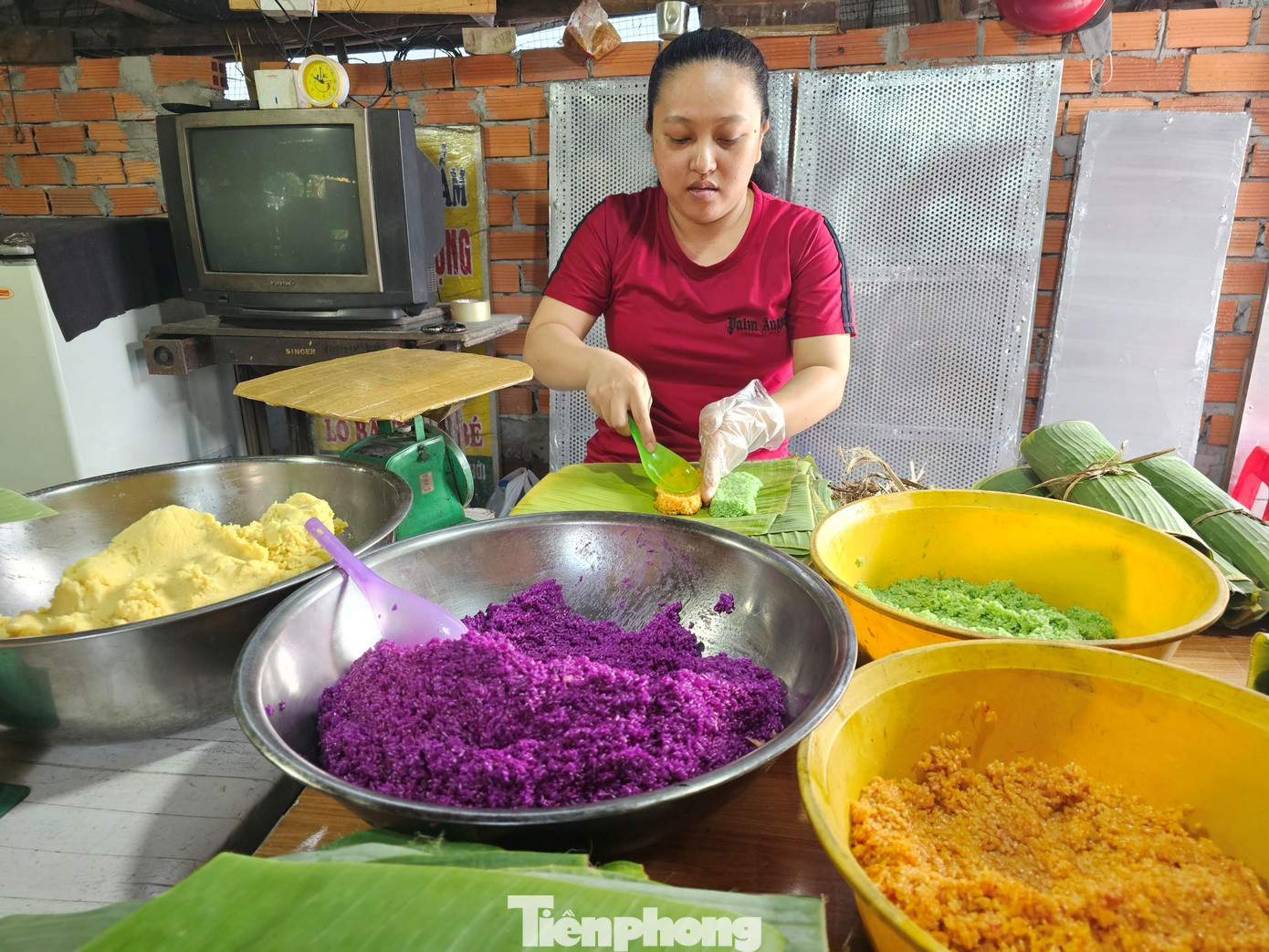 Ghi nhận của phóng viên Tiền Phong, những ngày cận Tết Giáp Thìn 2024, gia đình bà Đường Thị Xinh (con gái cụ Sáu Trọng) ở phường An Thới (Bình Thủy, TP Cần Thơ) tất bật với những mẻ bánh tét lá cẩm mỗi ngày. Ảnh: Hòa Hội.