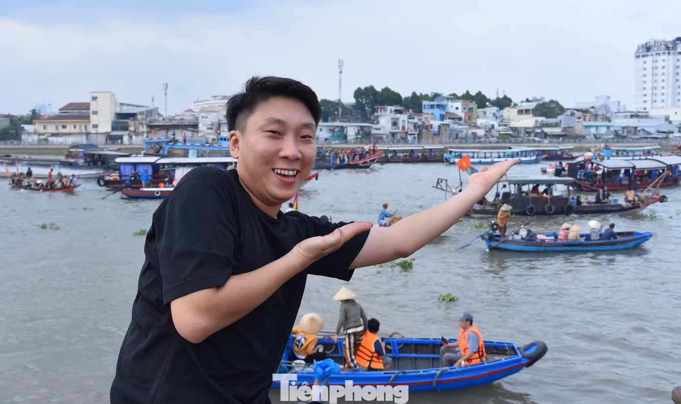 Du khách háo hức xem lễ hội với hàng trăm ghe, tàu với hoạt động té nước vui nhộn. Ảnh: Hòa Hội.