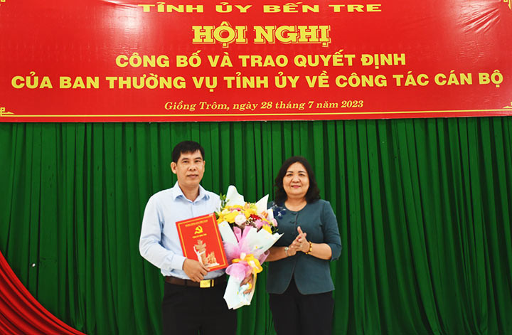 Phó Bí thư Thường trực Tỉnh ủy, Chủ tịch HĐND tỉnh Bến Tre Hồ Thị Hoàng Yến trao Quyết định cho ông Nguyễn Thái Bình. Ảnh: Hữu Hiệp. Phó Bí thư Thường trực Tỉnh ủy, Chủ tịch HĐND tỉnh Bến Tre Hồ Thị Hoàng Yến trao Quyết định cho ông Nguyễn Thái Bình. Ảnh: Hữu Hiệp.