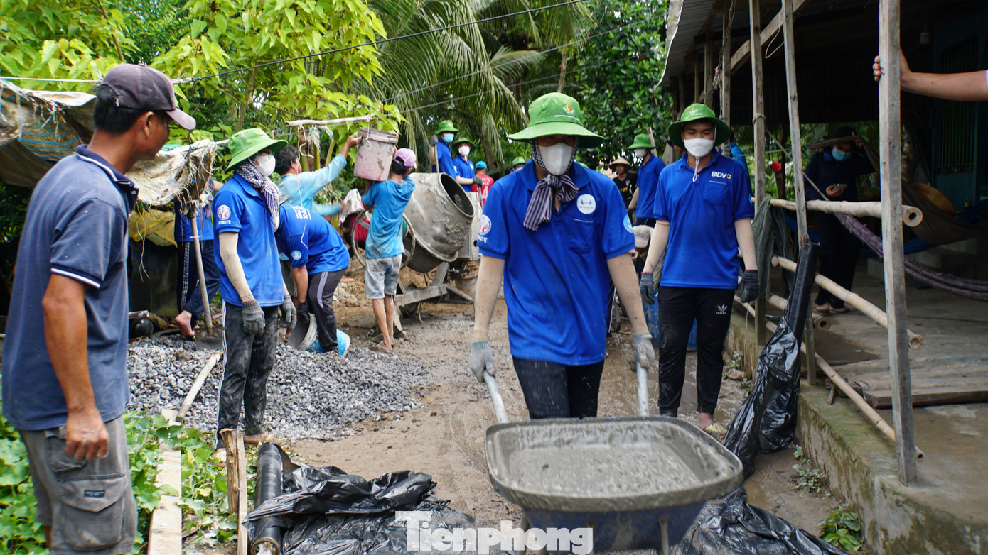 Chiến sĩ tình nguyện Trường đại học Sư phạm kỹ thuật TP.HCM tham gia làm đường nông thôn tại xã Bình Thành, huyện Thanh Bình, tỉnh Đồng Tháp. Ảnh: Hòa Hội