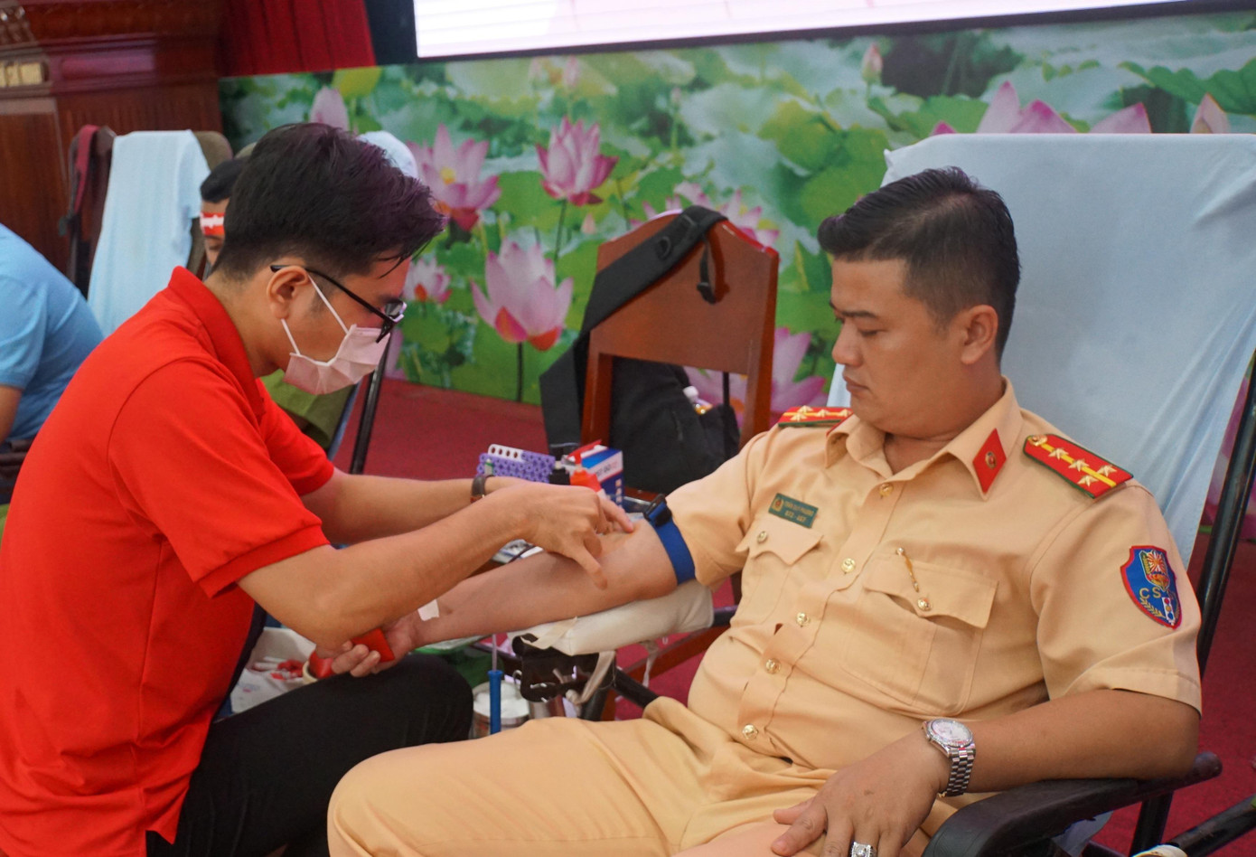 Chiến sĩ Cảnh sát giao thông tham gia hiến máu