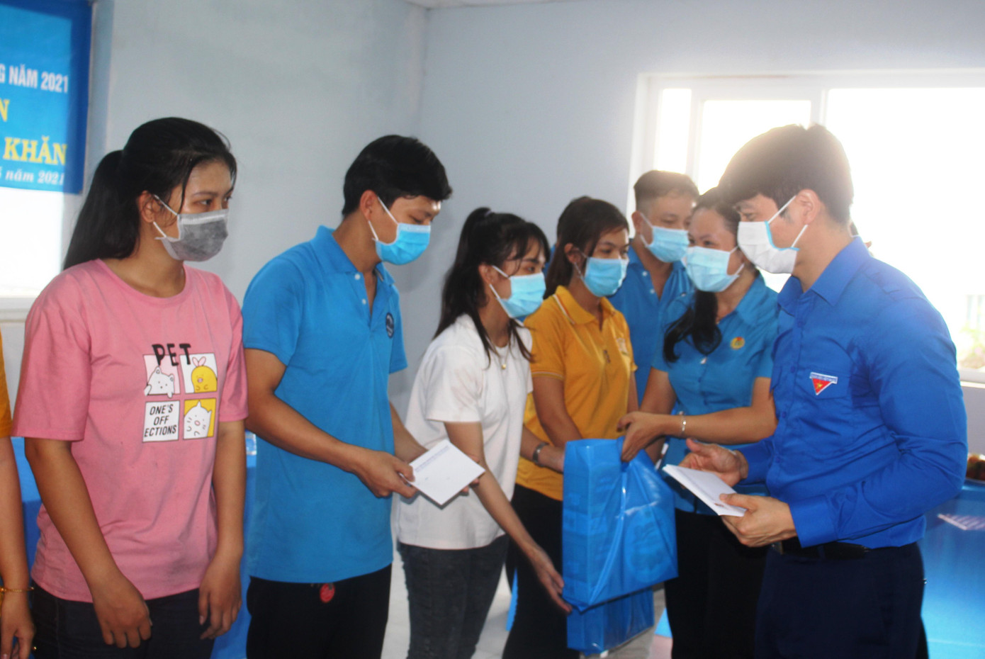 Trước đó, vào chiều 12/5, Đoàn công tác của Trung ương Đoàn do anh Nguyễn Ngọc Lương, Bí thư Trung ương Đoàn, Chủ tịch Hội Đồng Đội Trung ương làm trưởng đoàn cùng Liên đoàn Lao động tỉnh Trà Vinh cũng đã trao tặng 78 phần quà cho công nhân hoàn cảnh khó khăn tại Cty THHH MTV PCT Việt Nam và Chi nhánh Cty TNHH may Xuất khẩu Hùng Vỹ tại khu công nghiệp Long Đức, TP Trà Vinh.