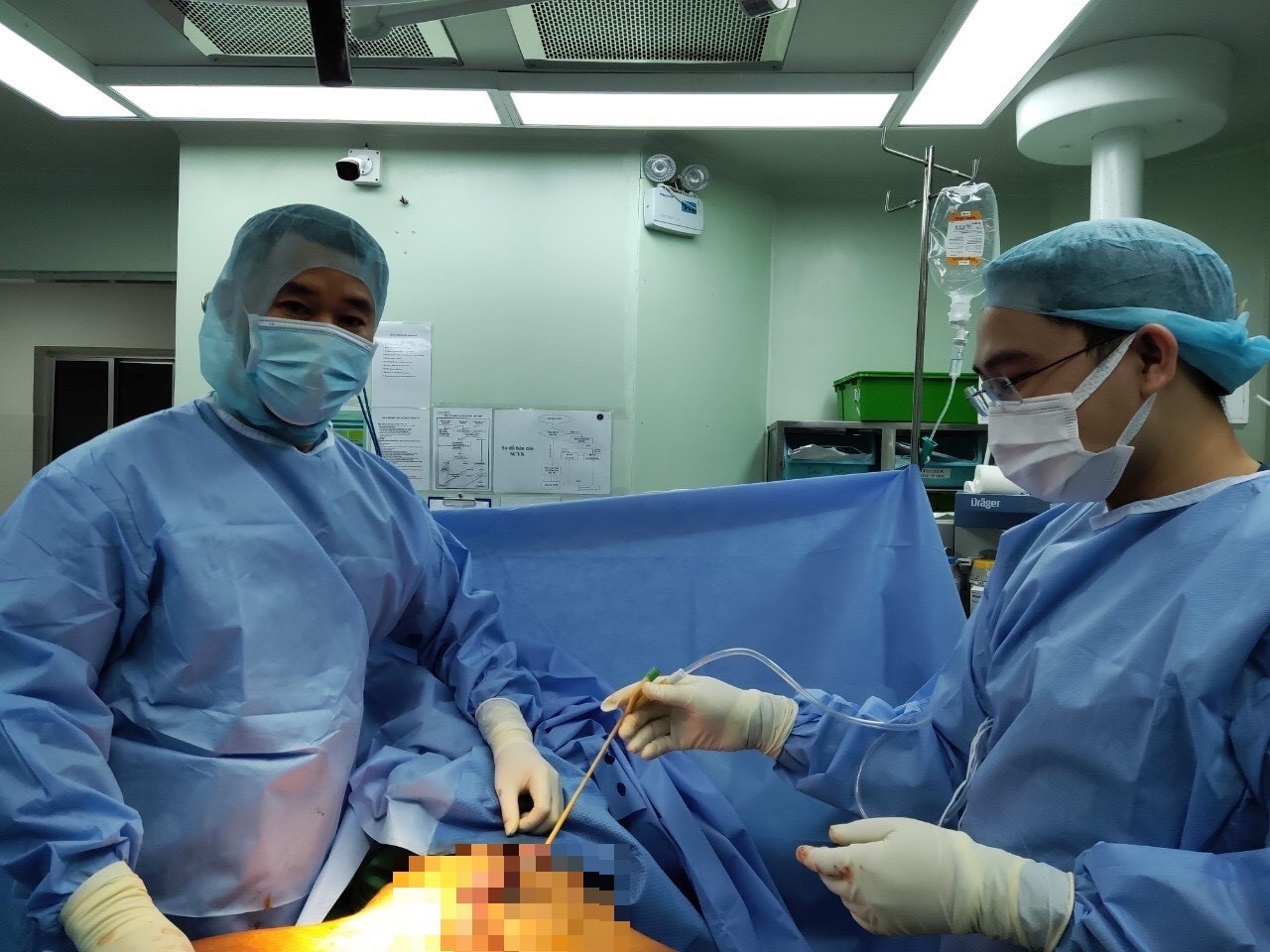 Bác sĩ phẫu thuật cho bệnh nhân. Bác sĩ phẫu thuật cho bệnh nhân.