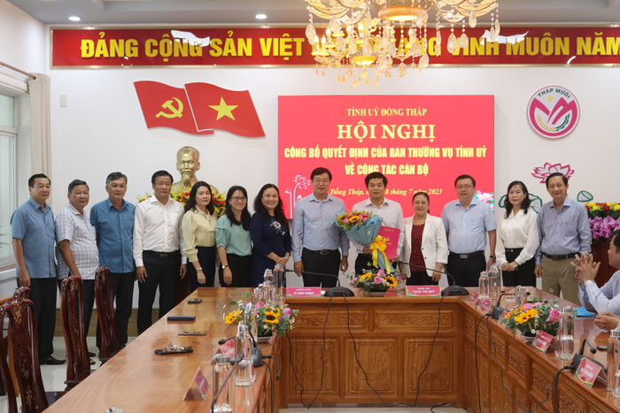 Bí thư Tỉnh ủy Đồng Tháp Lê Quốc Phong trao quyết định cho ông Đoàn Thanh Bình. Ảnh: T. Nhơn Bí thư Tỉnh ủy Đồng Tháp Lê Quốc Phong trao quyết định cho ông Đoàn Thanh Bình. Ảnh: T. Nhơn