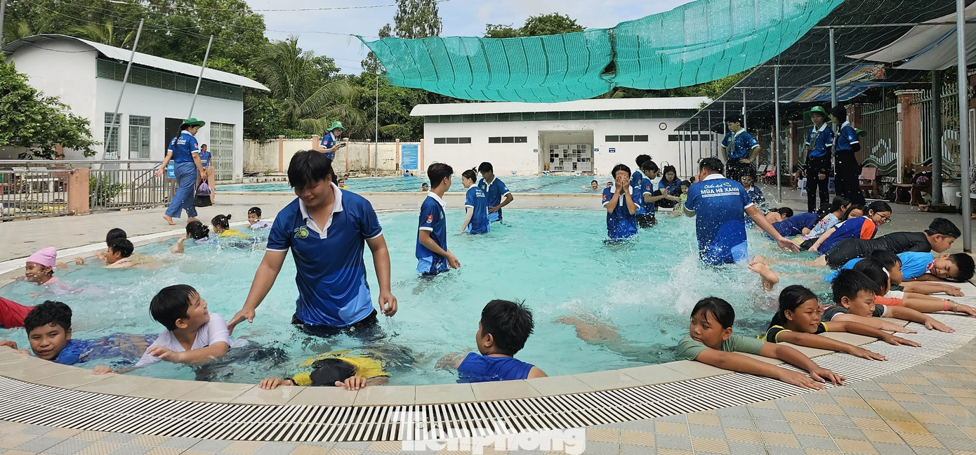 Chiến sĩ tình nguyện trường Đại học An Giang dạy bơi cho các em thiếu nhi vùng biên thị xã Tịnh Biên. Ảnh: Hòa Hội
