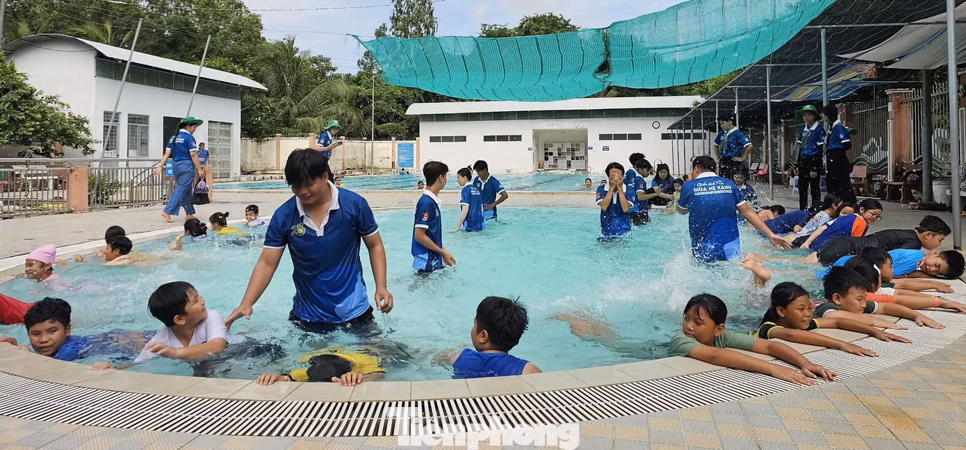 Chiến sĩ tình nguyện trường Đại học An Giang dạy bơi cho các em thiếu nhi vùng biên thị xã Tịnh Biên. Ảnh: Hòa Hội