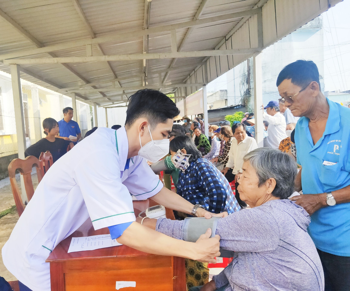 Khám bệnh cho người dân