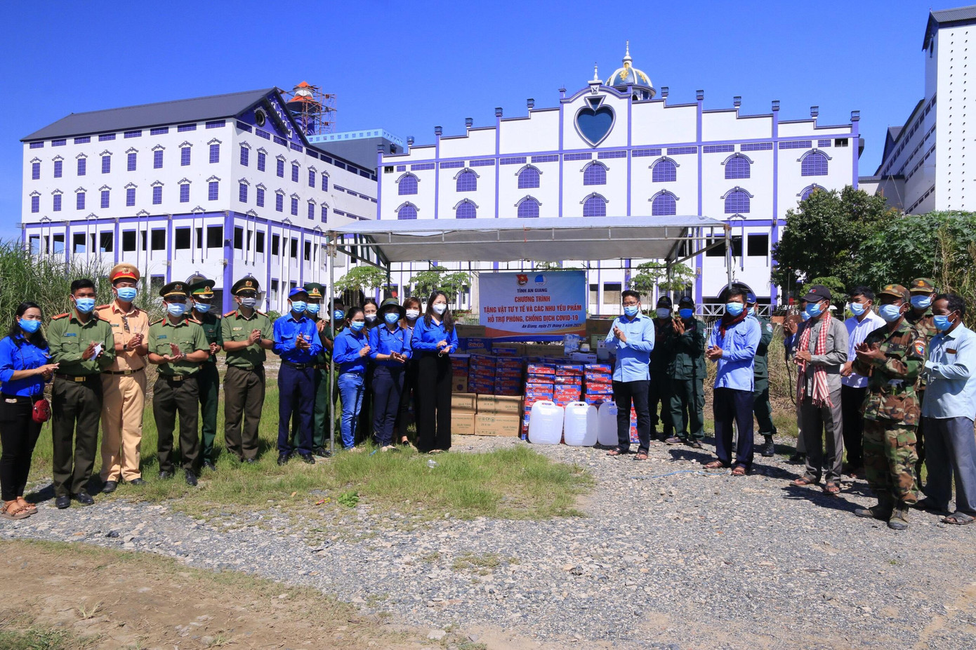 Đoàn công tác Tỉnh đoàn An Giang trao tặng vật tư y tế và nhu yếu phẩm cho tỉnh Tà Keo (Campuchia).- Ảnh: TĐAG