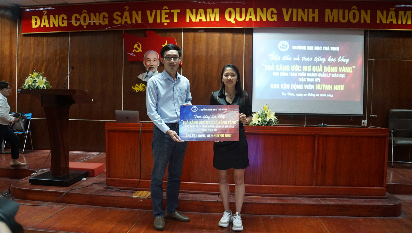 PGS TS. Diệp Thanh Tùng – Phó Hiệu trưởng Trường Đại học Trà Vinh trao tặng học bổng “Toả sáng ước mơ Quả bóng Vàng” cho Huỳnh Như. Ảnh: Hòa Bình