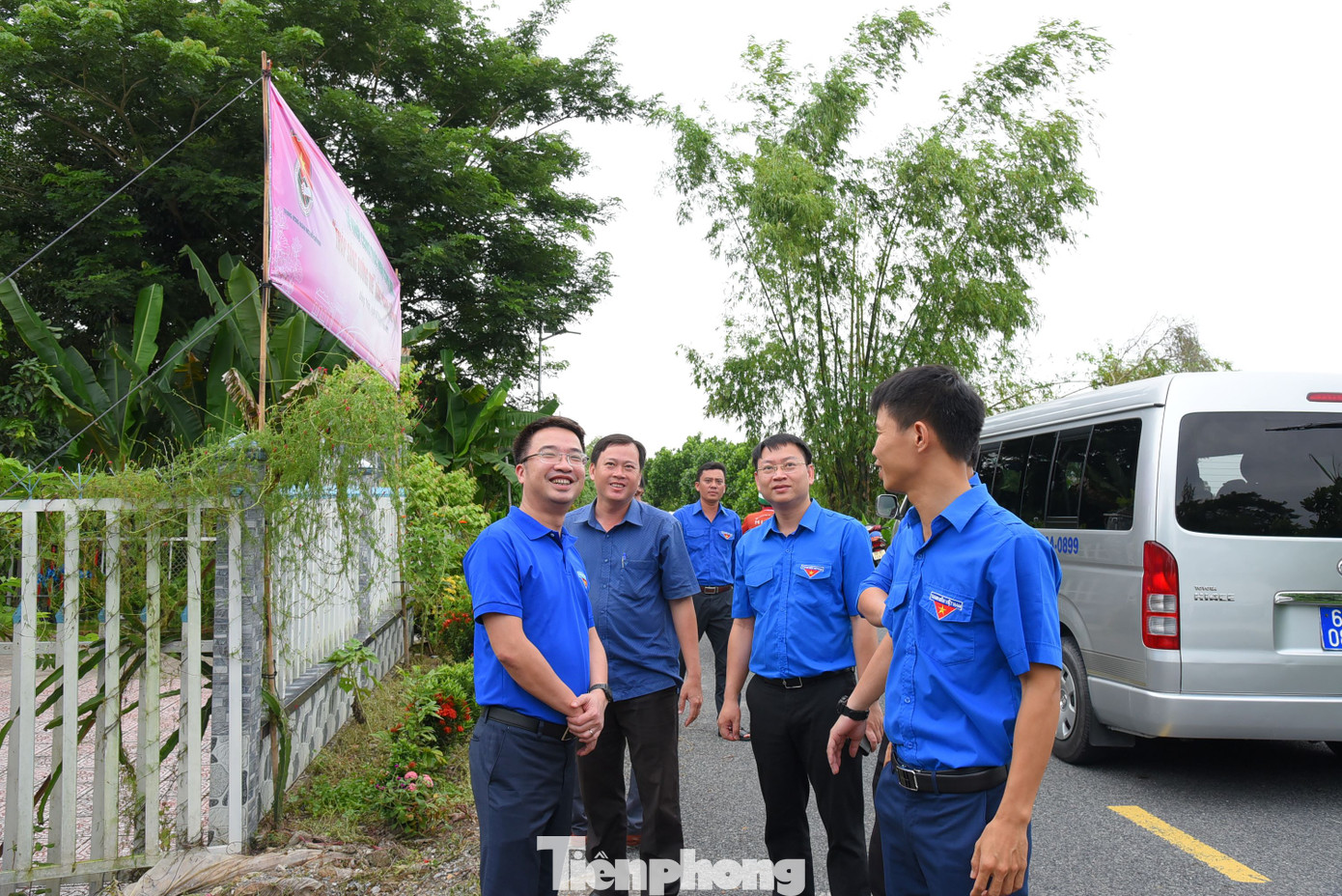 Anh Nguyễn Tường Lâm khảo sát hệ thống đèn thắp sáng đường quê tại ấp 1, xã Tân Kiều. Ảnh: Hòa Hội