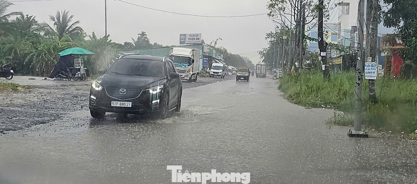 Mưa gây ngập đoạn đầu đường Trần Hoàng Na vào khu dân cư Hồng Loan, quận Cái Răng. Ảnh: Hòa Hội