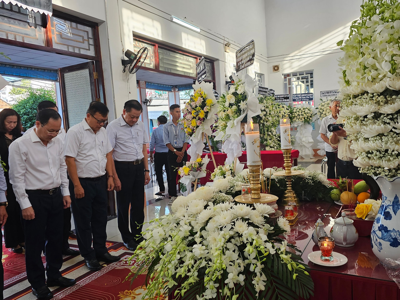 Lãnh đạo TP. Cần Thơ mặc niệm GS Võ Tòng Xuân. Lễ viếng giáo sư bắt đầu từ tối 19/8. Ảnh: Hòa Hội