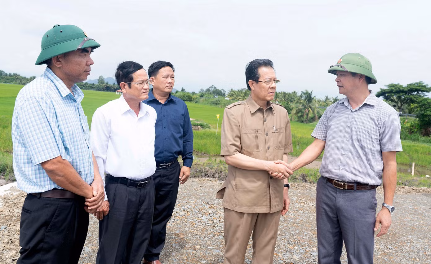 Bí thư Tỉnh ủy An Giang Lê Hồng Quang kiểm tra địa điểm tổ chức lễ khởi công cao tốc Châu Đốc - Cần Thơ - Sóc Trăng tại TP Châu Đốc. Ảnh: T. Hiếu. Bí thư Tỉnh ủy An Giang Lê Hồng Quang kiểm tra địa điểm tổ chức lễ khởi công cao tốc Châu Đốc - Cần Thơ - Sóc Trăng tại TP Châu Đốc. Ảnh: T. Hiếu.