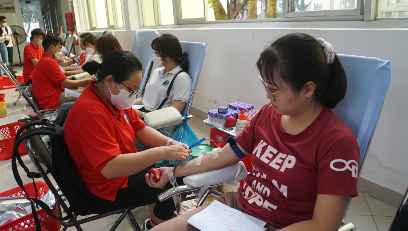 Với thông điệp “Hiến máu cứu người - Sinh mệnh của bạn và tôi”, chương trình Chủ nhật Đỏ đã trở thành sự kiện có ý nghĩa nhân văn sâu sắc trên quy mô toàn quốc, nhằm khắc phục tình trạng khan hiếm máu trên cả nước dịp Tết Nguyên đán. Chương trình do báo Tiền Phong khởi xướng từ năm 2009 với sự phối hợp với Ủy ban An toàn Giao thông Quốc gia, Viện Huyết học - Truyền máu T.Ư, Ban Chỉ đạo Vận động hiến máu tình nguyện, Đoàn TNCS Hồ Chí Minh và các tỉnh thành phố trên phạm vi toàn quốc thực hiện.