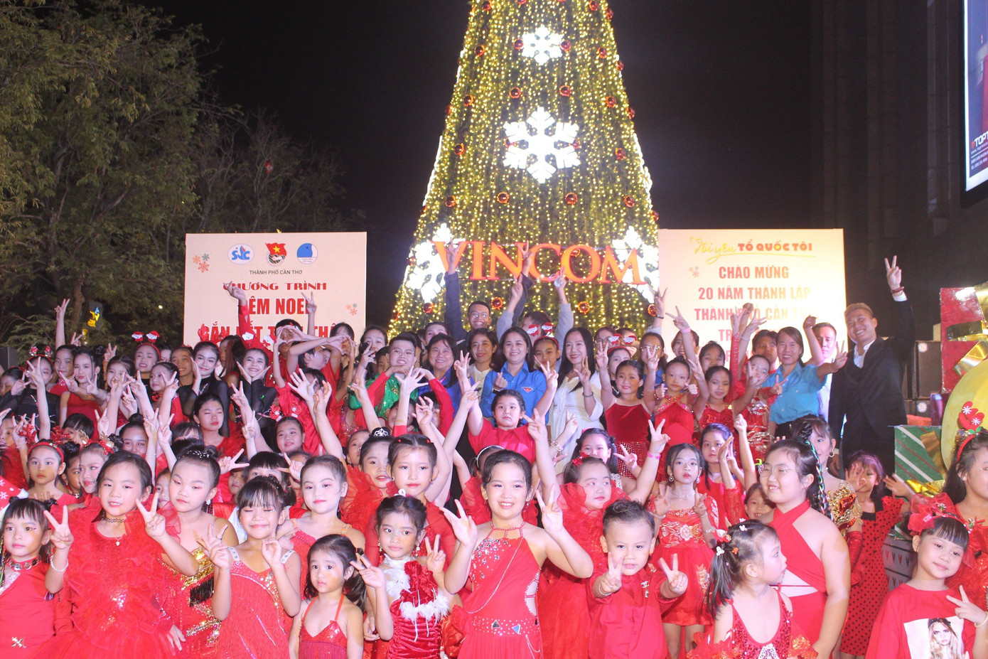 Tại chương trình, hơn 1.000 em thiếu nhi được trải nghiệm các gian hàng STEMP, tham gia chơi bóng rổ, nhận bánh kẹo, vẽ tranh, thưởng thức các tiết mục văn nghệ đặc sắc đến từ Câu lạc bộ Dancesport Nhà Văn hóa Liên đoàn Lao động thành phố Cần Thơ. Ảnh: PV